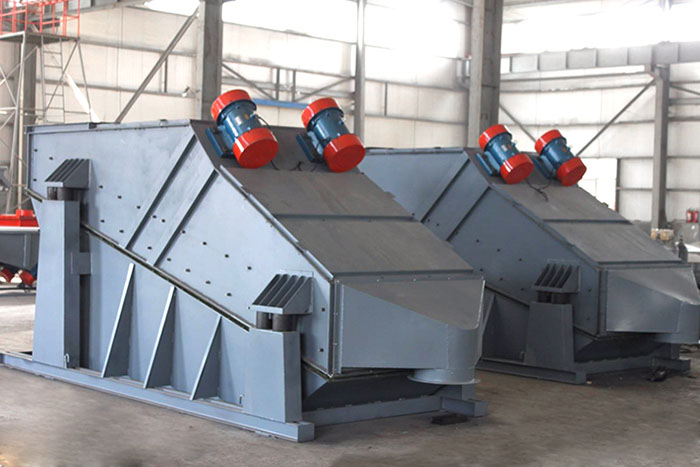 ZSG礦用振動篩采用雙電機振動，電機位置安裝在頂部，便于更好的傳遞振動力。